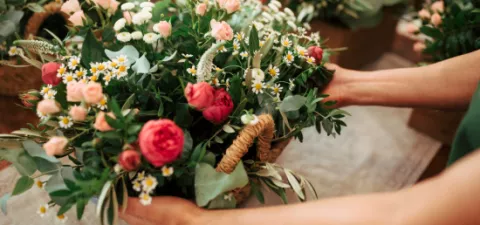 Как ухаживать за цветами в корзине?