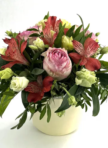 Цветы в коробке «Эффи» от интернет-магазина цветов в 