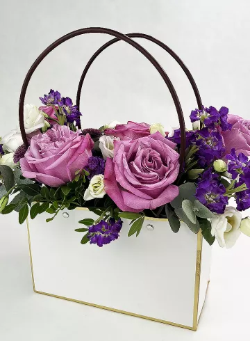Цветы в сумочке «Черника» от интернет-магазина цветов в 