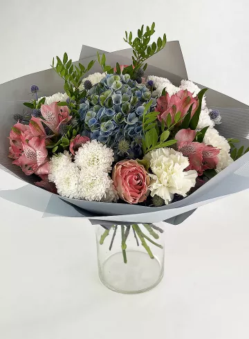 Букет с гортензией «Синеглазка» от интернет-магазина цветов в 