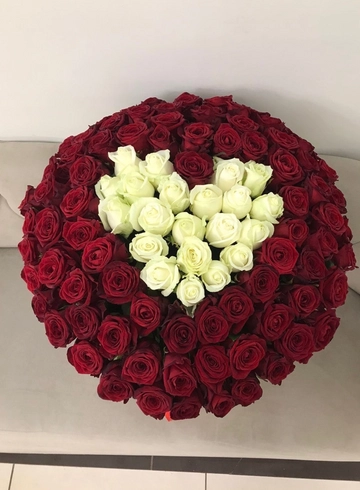 Монобукет из белых роз «Самой лучшей девушке на земле» от интернет-магазина цветов в 