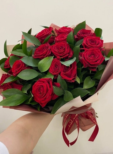 Букет из красных роз «Ноктюрн» от интернет-магазина цветов в 