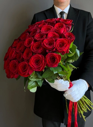 Букет из 51 красной розы «Любовь» от интернет-магазина цветов в 