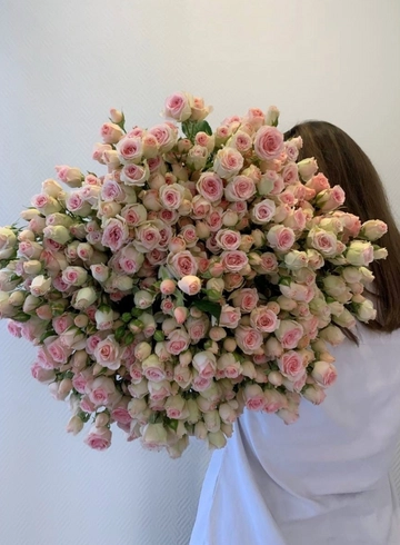 Букет из кустовых роз «Амиго» от интернет-магазина цветов в 