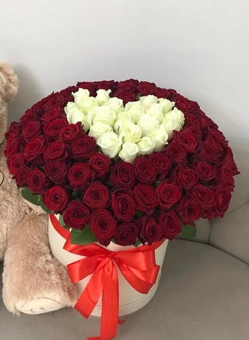 Композиция в шляпной коробке «Сердце» от интернет-магазина цветов в 