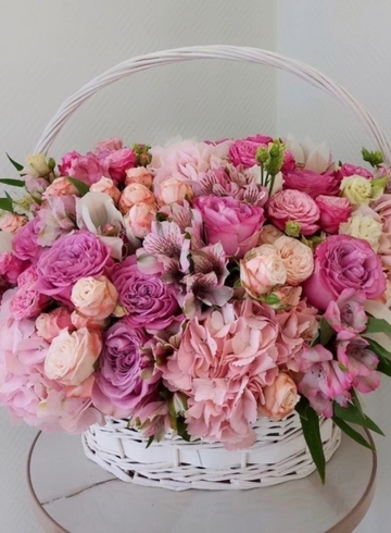 Композиция в корзине «Розовая барби» от интернет-магазина цветов в 