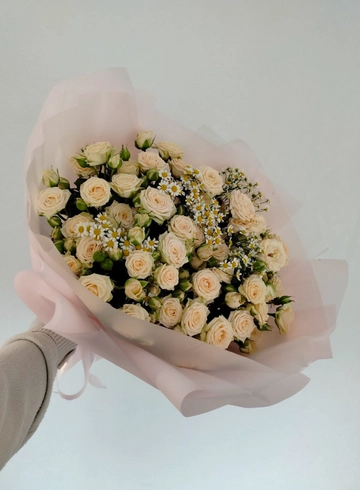 Букет из кустовых роз и танацетума от интернет-магазина цветов в 