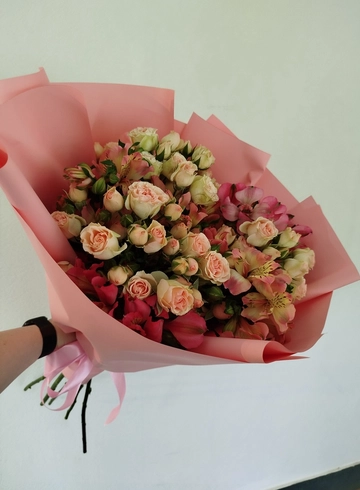 Сборный букет «Романтический микс» от интернет-магазина цветов в 