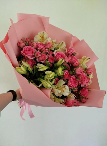 Букет с альстромериями «Ягодное поле» от интернет-магазина цветов в 