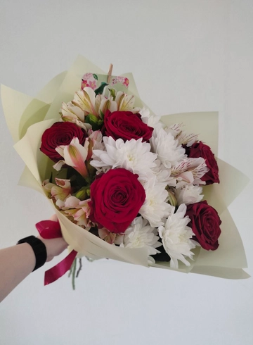Сборный букет «Контраст» от интернет-магазина цветов в 