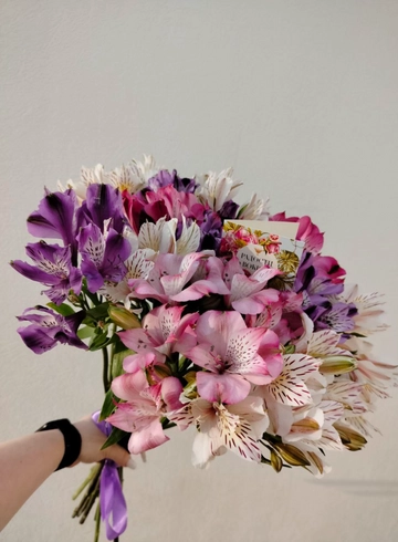 Букет из альстромерий «Яркие эмоции» от интернет-магазина цветов в 