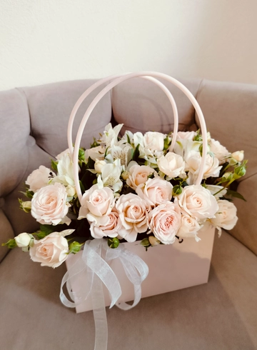 Цветы в сумочке «Сливочный пломбир» от интернет-магазина цветов в 