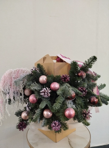 Новогодняя композиция от интернет-магазина цветов в 