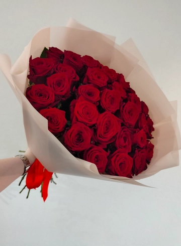 31 красная роза в упаковке от интернет-магазина цветов в 