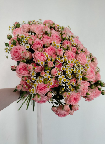 Милый букет из кустовых роз и танацетума от интернет-магазина цветов в 