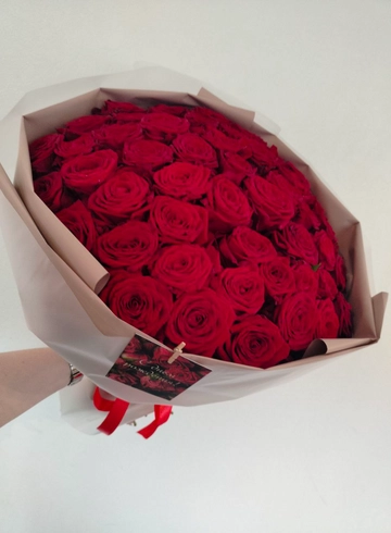 51 красная роза в упаковке от интернет-магазина цветов в 