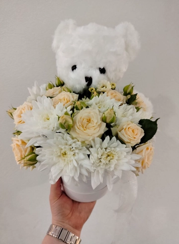 Композиция с игрушкой от интернет-магазина цветов в 